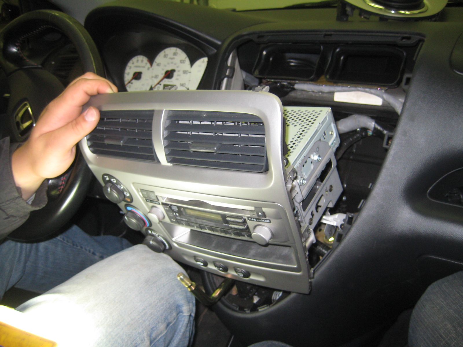 How to Install Sound System in Car IPhone or IPod 6 Steps