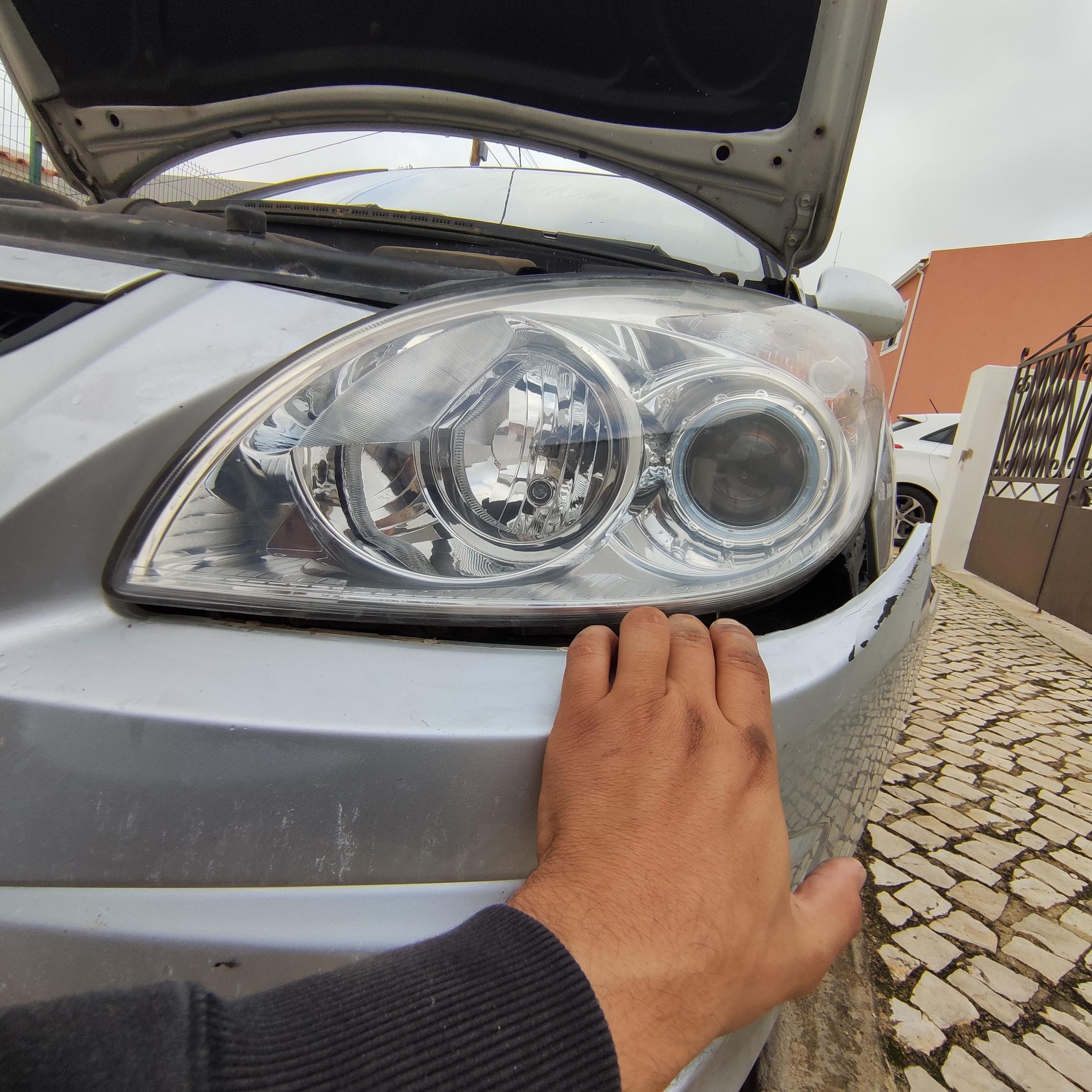 Low Beam Bulb Replace - Hyundai I30 2007-2011 : 6 Steps - Instructables