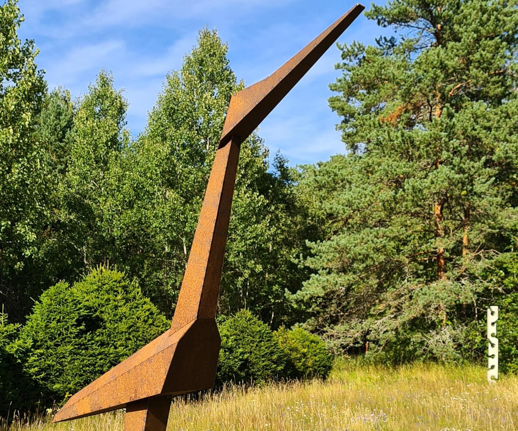 Common Crane Inspired Rusty Garden Sculpture (DIY Rusted Steel Sheet Project in a Bit Abstract Origami Style)