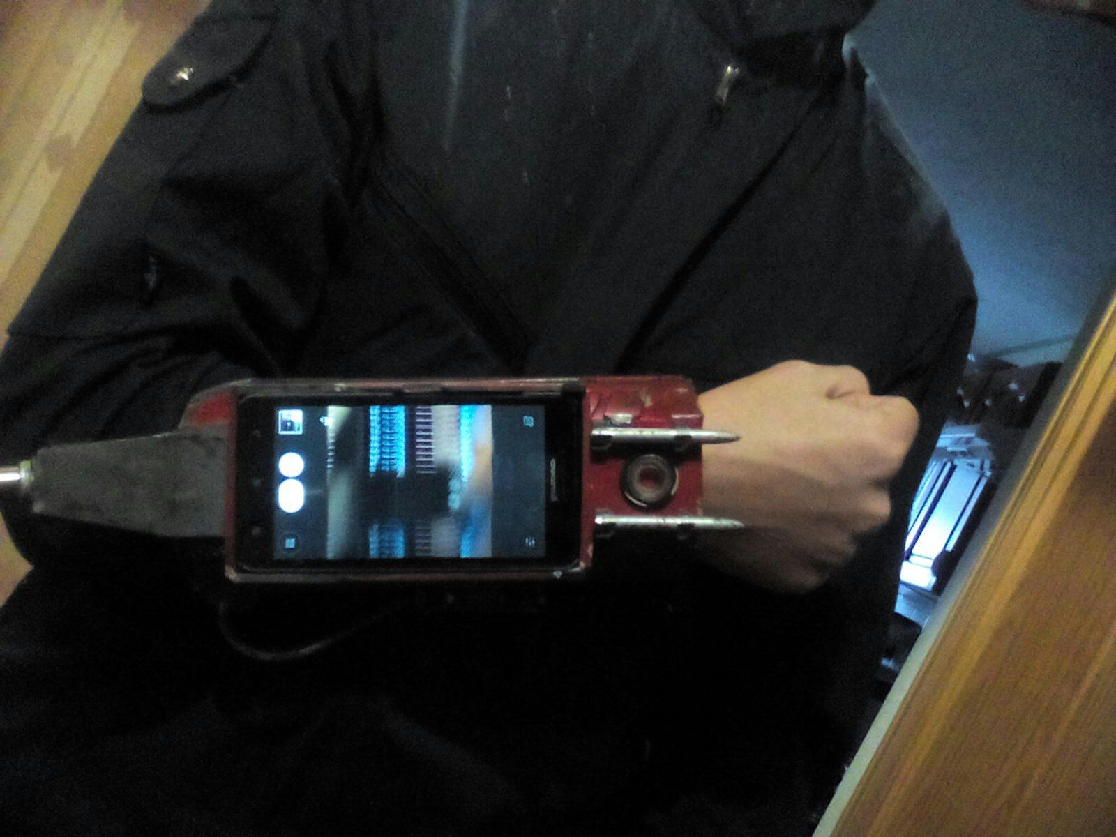 Mandalorian Gauntlet (left)