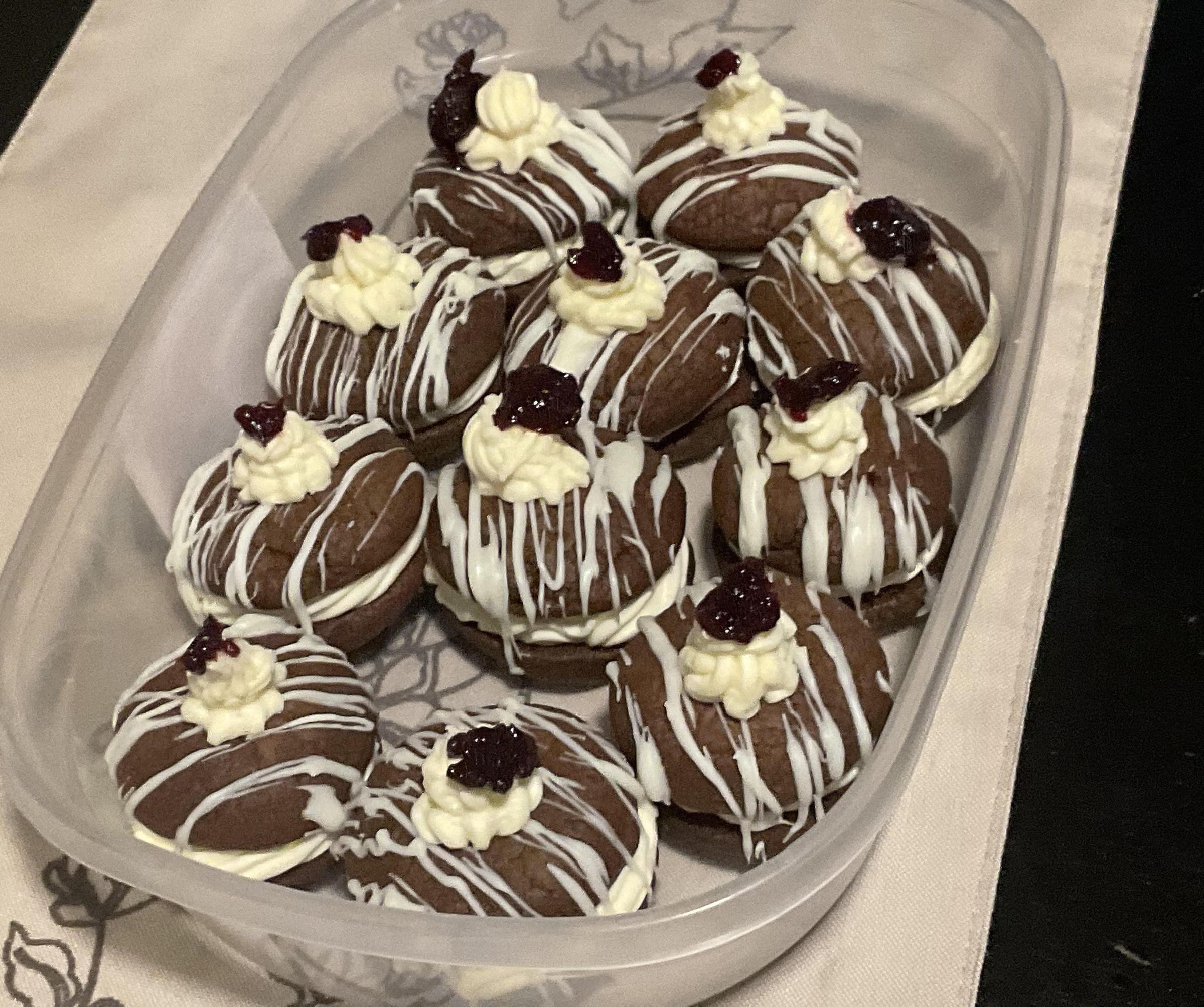Chocolate Sandwich Cookies With Vanilla Buttercream Filling