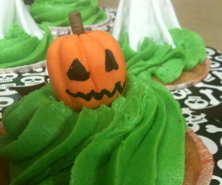 Poison Apple Ale Cupcakes & Gum Paste Ghosts and Jack-O-Lanterns 
