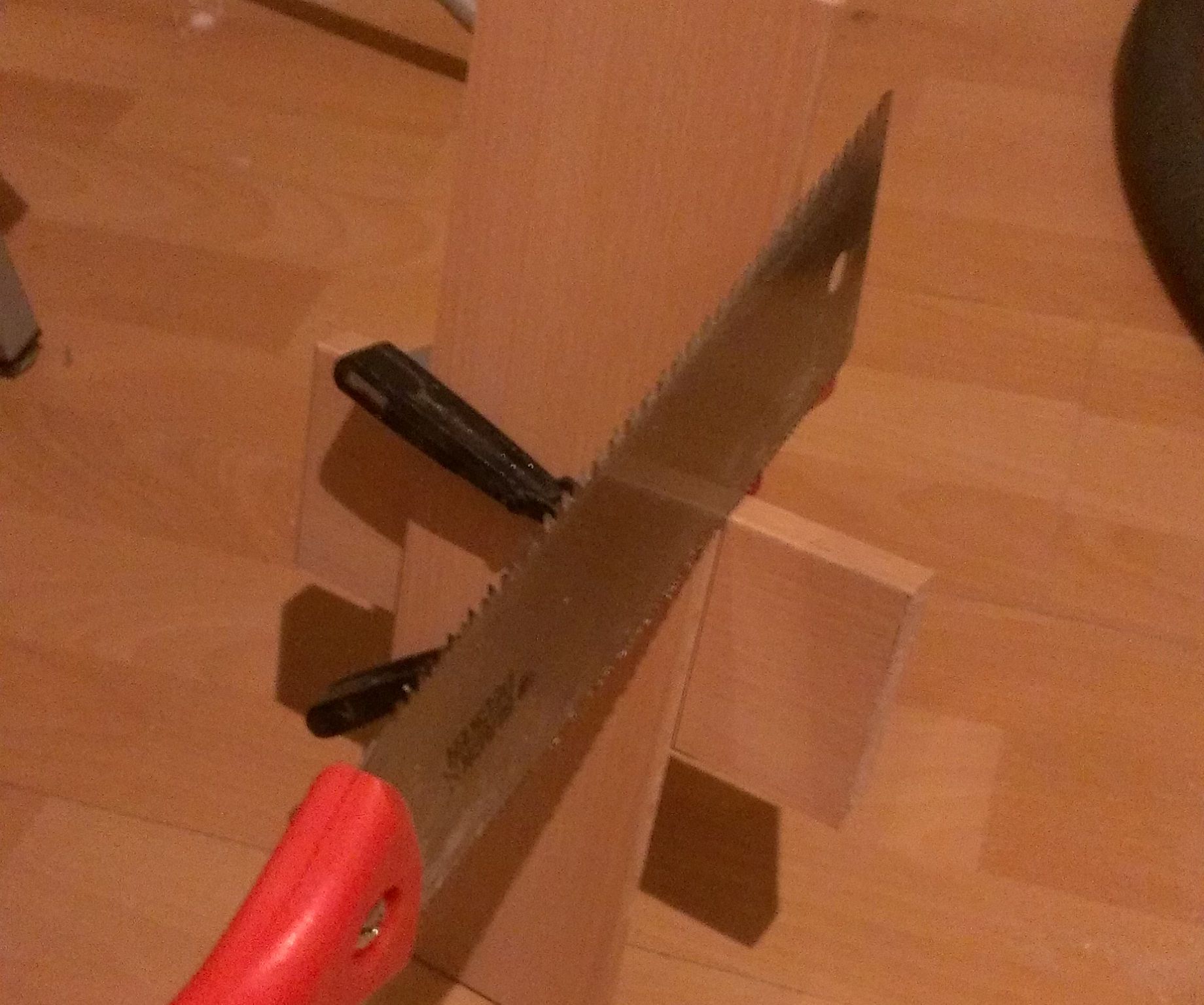 Cut Straight Small Parts With a Hand Saw