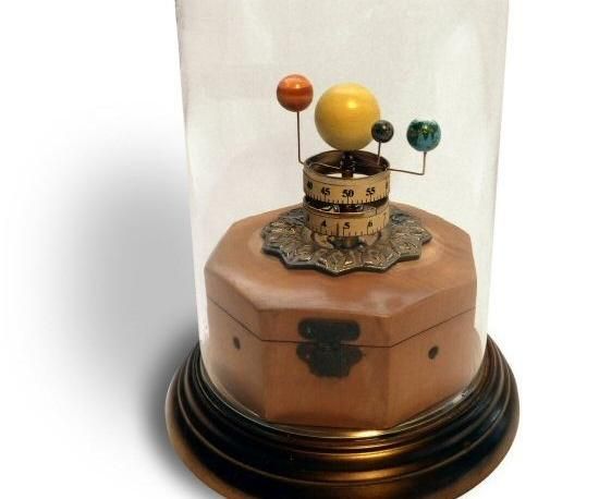 A Steampunk Orrery-Clock