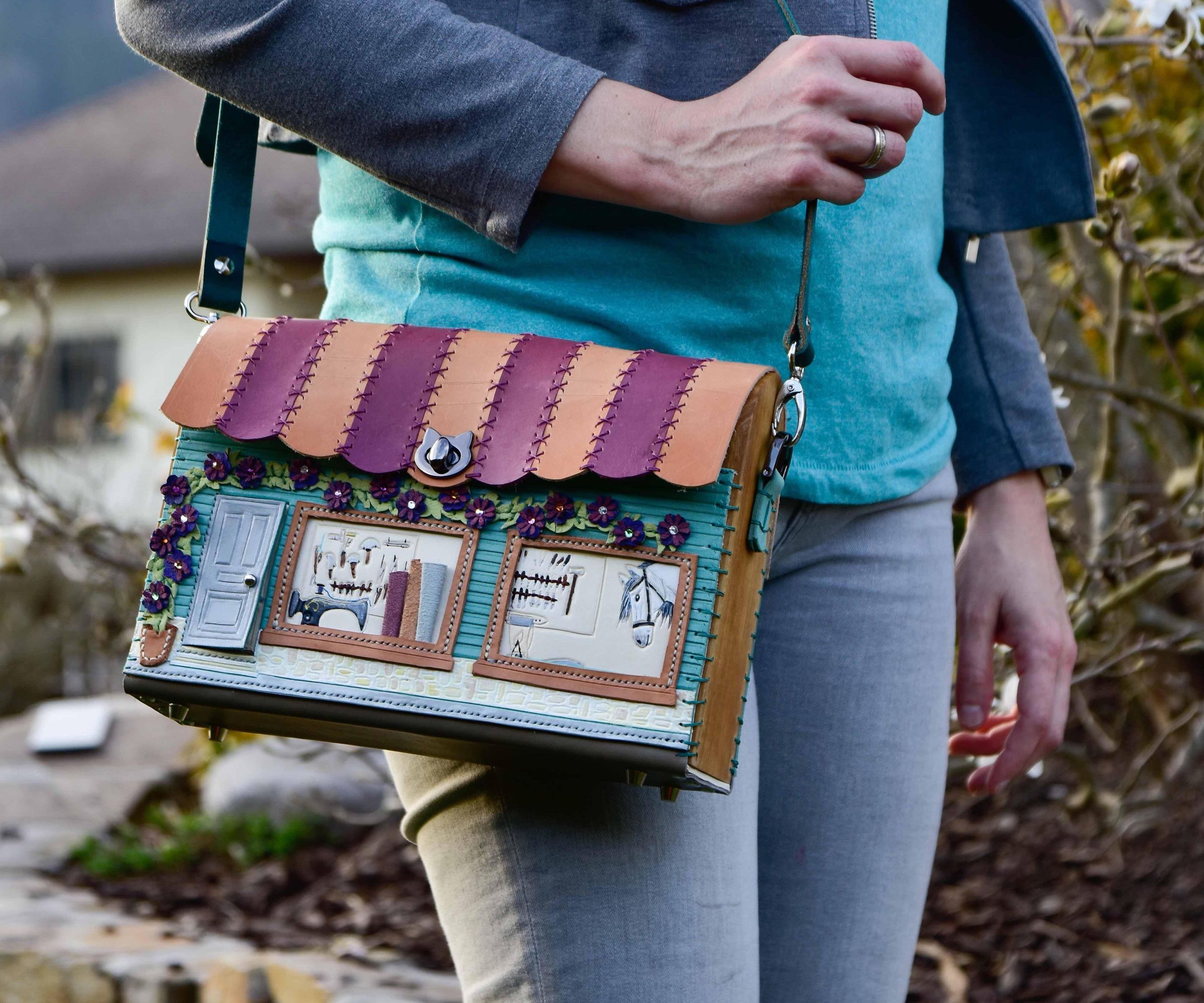 Leathercarved Saddlery Shopfront Bag With Changeable Lid, Sewing Leather to Wood ENGLISCH AND GERMAN