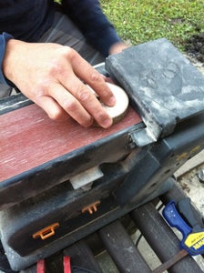 Luego Cortamos Un Panel Del Tamaño Que Pudiéramos Utilizar Hasta El Último Pedacito Que Cortamos.  Lijamos Todos Los Pedazos Para Eliminarle La Porosidad De La Madera.