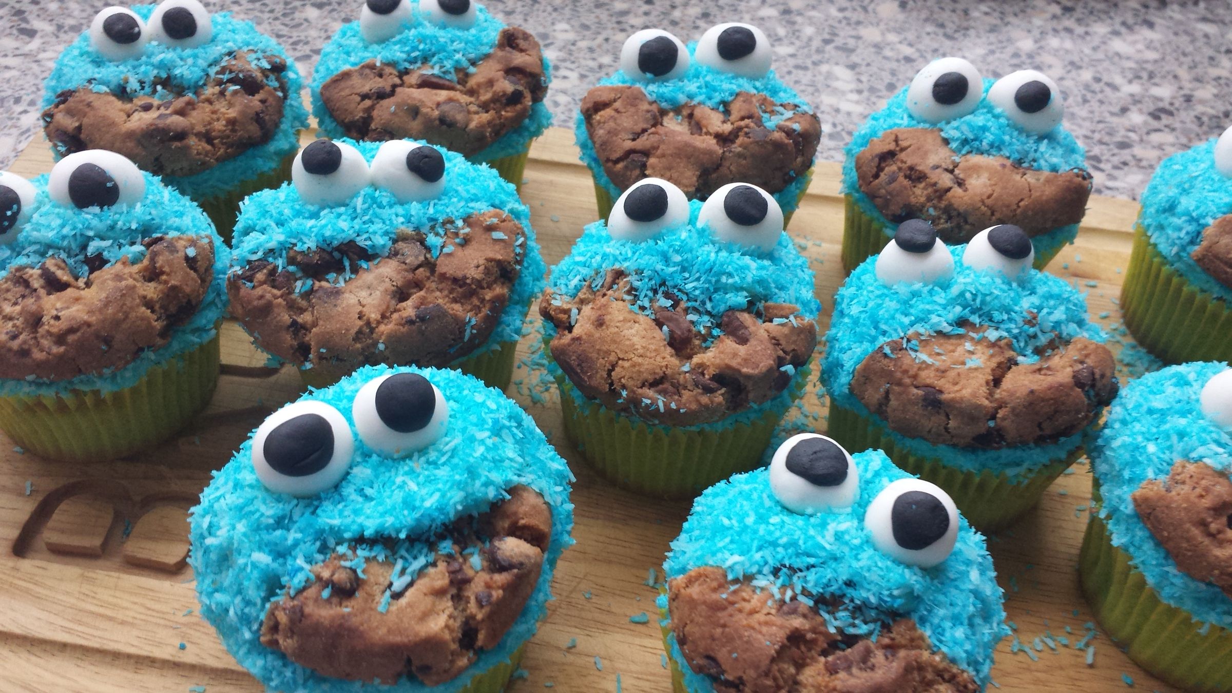 Easy Cookie Monster Cupcakes