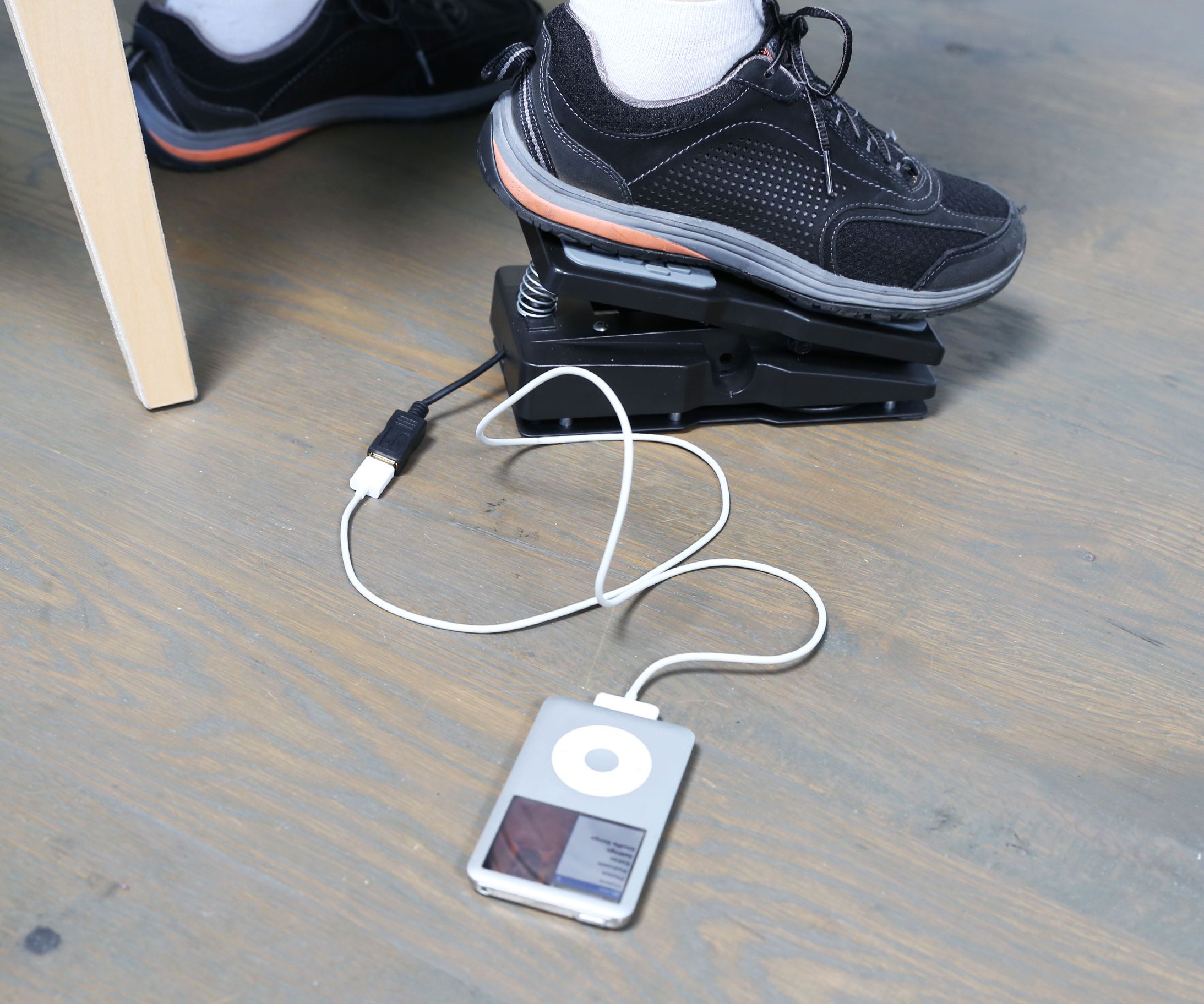 Shaky Leg Power Generator