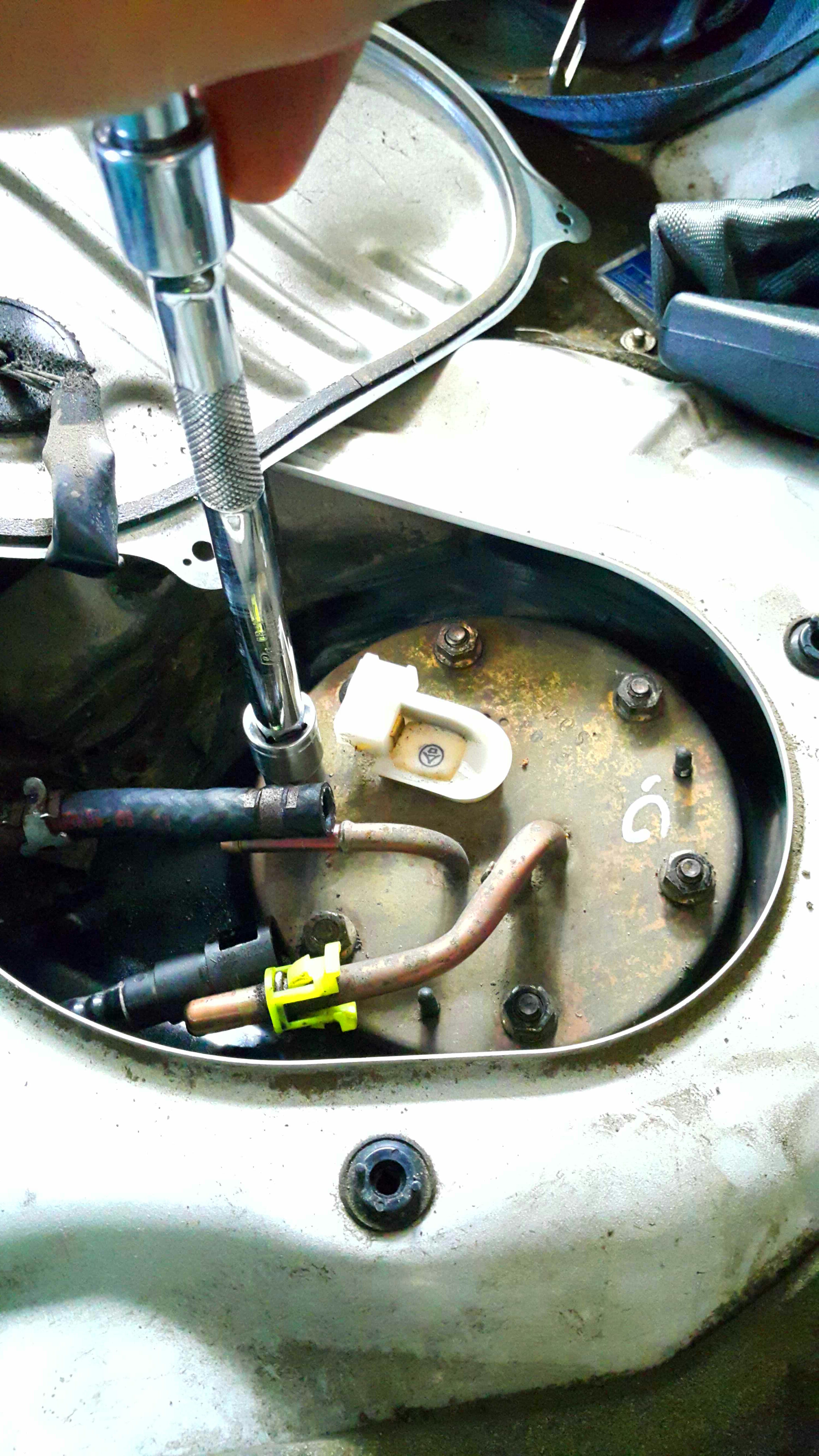 Replacing a Fuel Pump (Honda Civic 1999)! 8 Steps Instructables