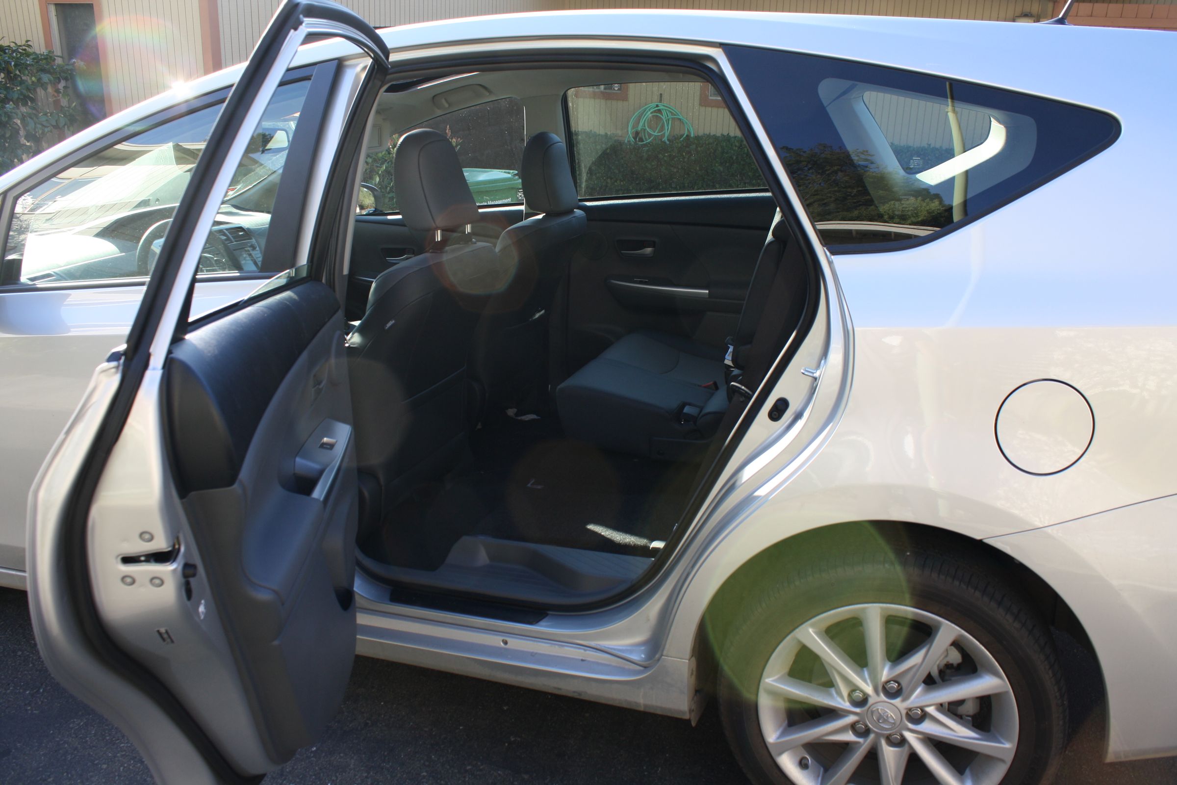 How to Remove the Rear Seats From a Toyota Prius V 3 Steps (with
