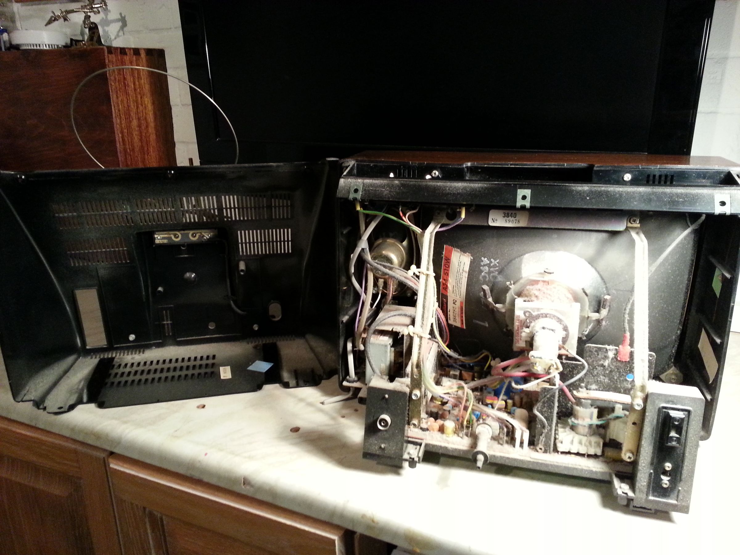 Upcycle a 70s TV Into a Monitor 3 Steps Instructables