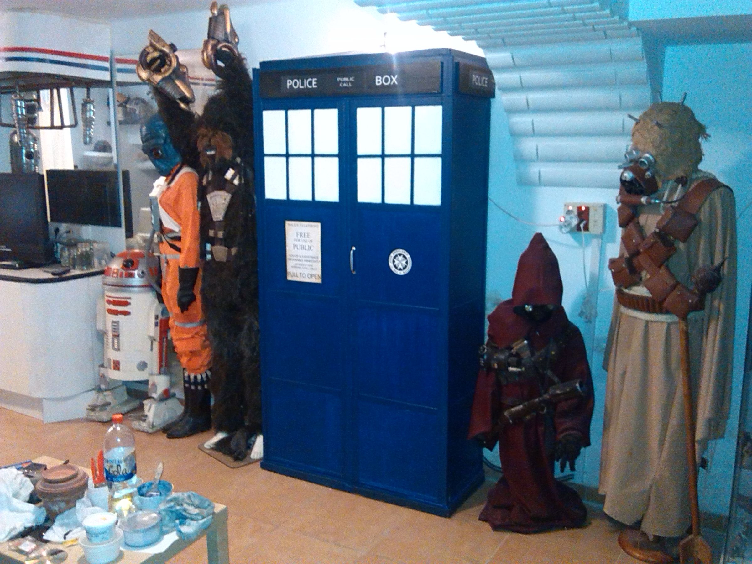 Transformar una estantería en una TARDIS.