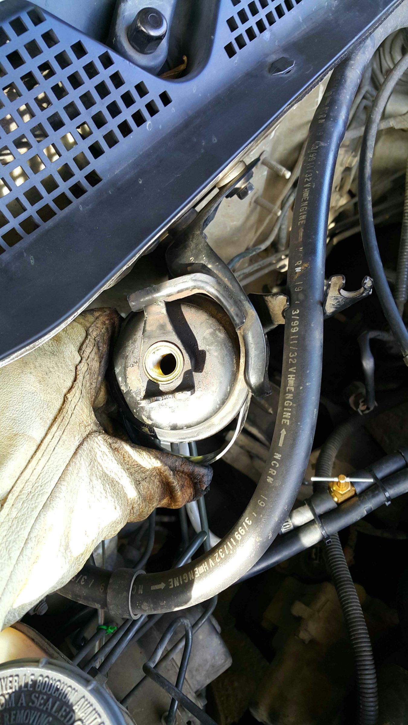 Replacing a Fuel Filter (Honda Civic 1999 D15B). 5 Steps Instructables