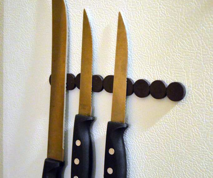 A Minimalist's Magnetic Knife Holder