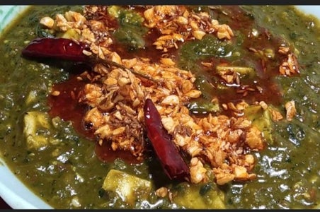 Preparing Lehsun/ Garlic Tempering and Plating Lehsuni Palak Paneer