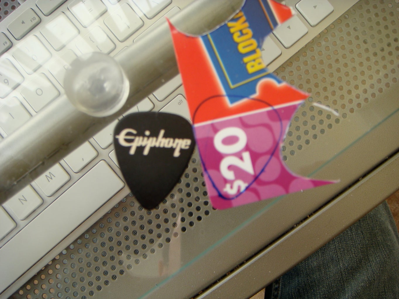 Make Your Own Guitar Picks From Gift or Credit Cards! 7 Steps