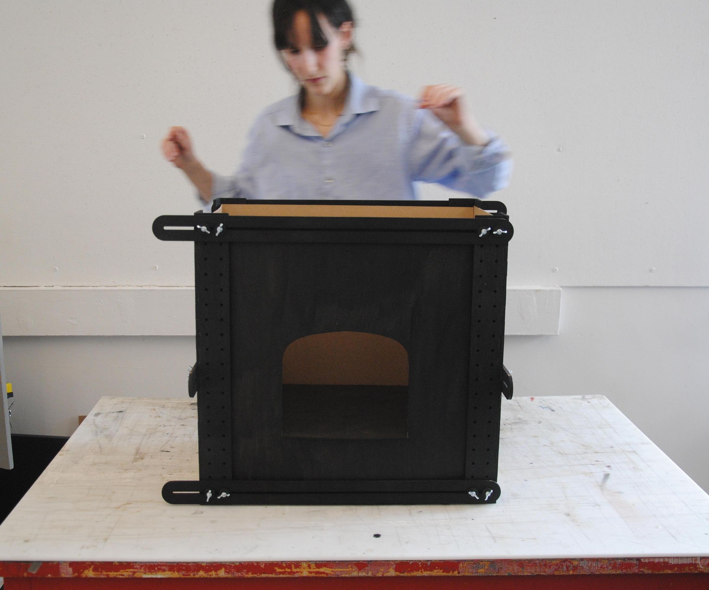 Unboxing the Black Box: a Modular Scenography Maquette