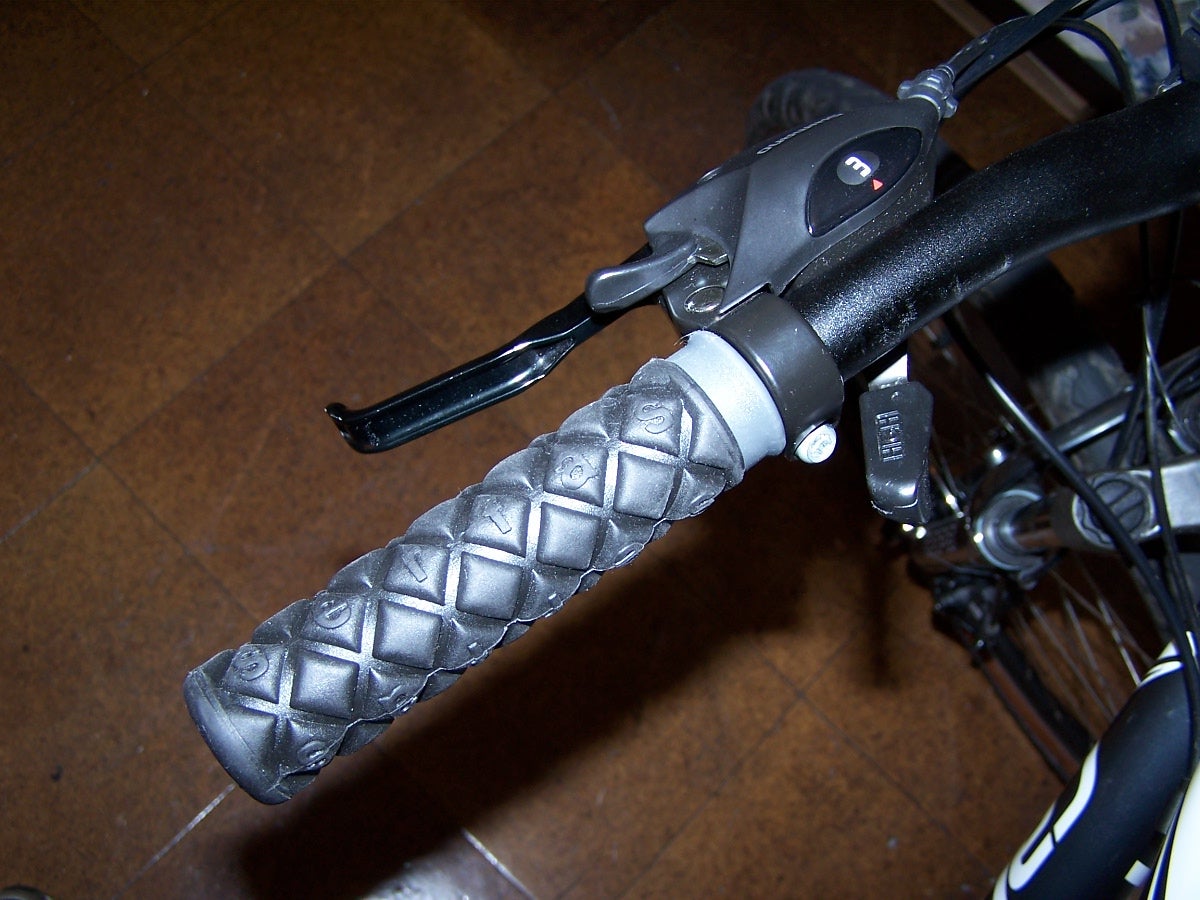 Bicycle Handlebar Grip Changeout 5 Steps Instructables