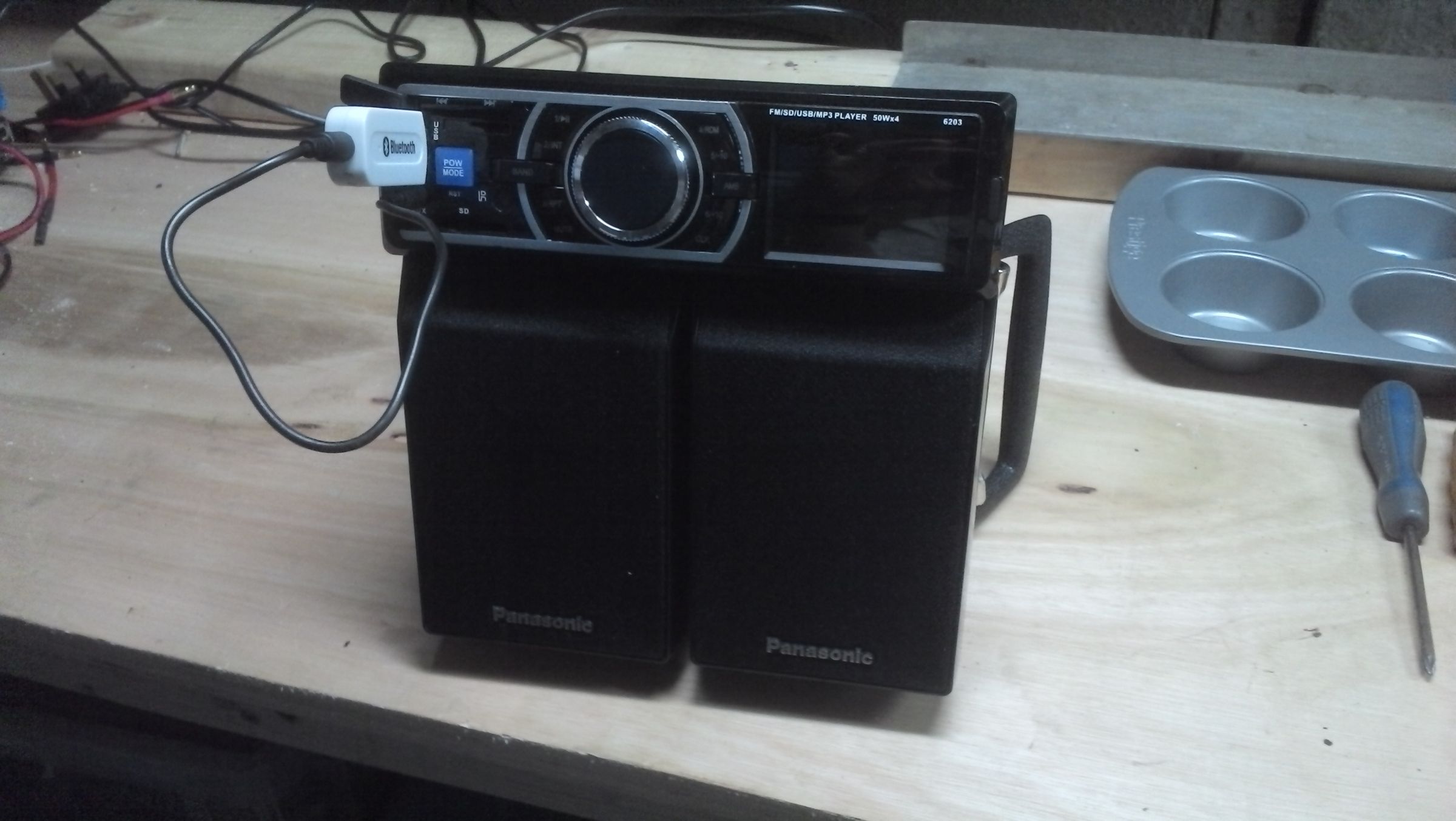 Fast, Cheap, Easy and UGLY Portable Boombox! 