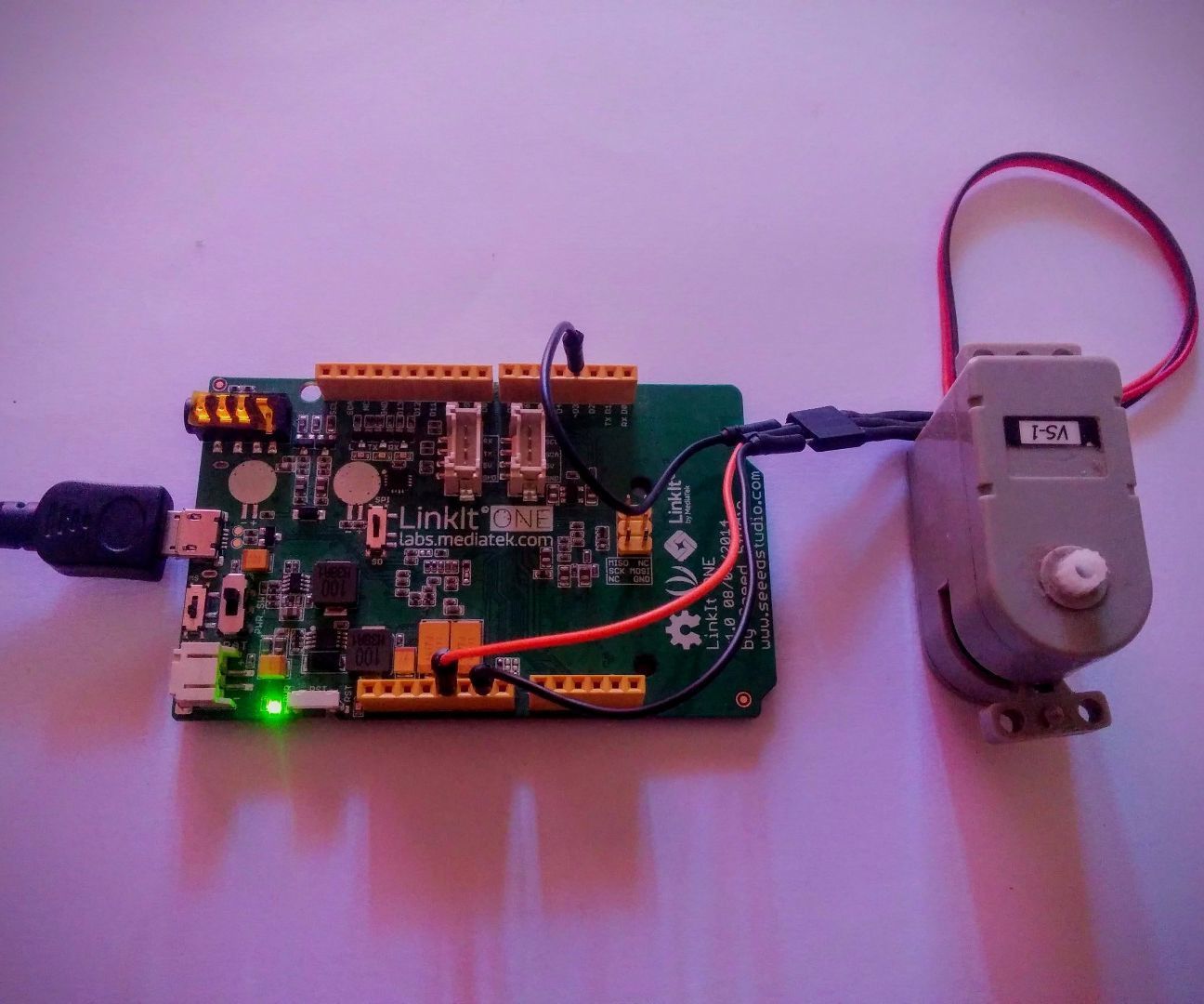 Linkit One Control a Servo