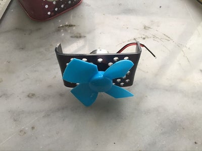 Make a "mesh Board" Using Acrylic Plate and Pin a Fan in It 