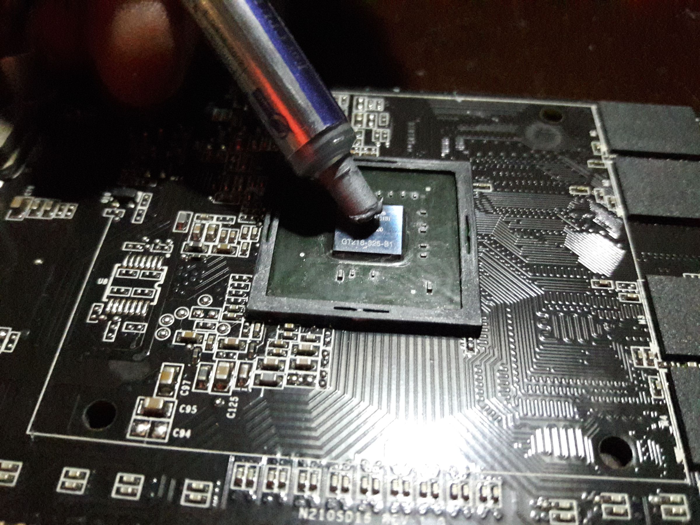 Como Cambiar La Pasta Térmica a Una Tarjeta Gráfica EVGA 8400 Gs 