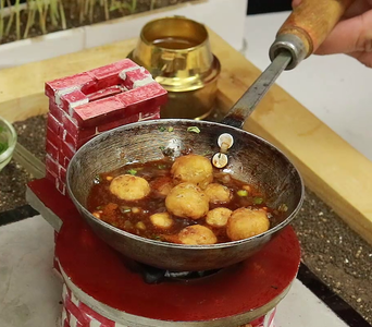 Veggie Balls Meet Gravy