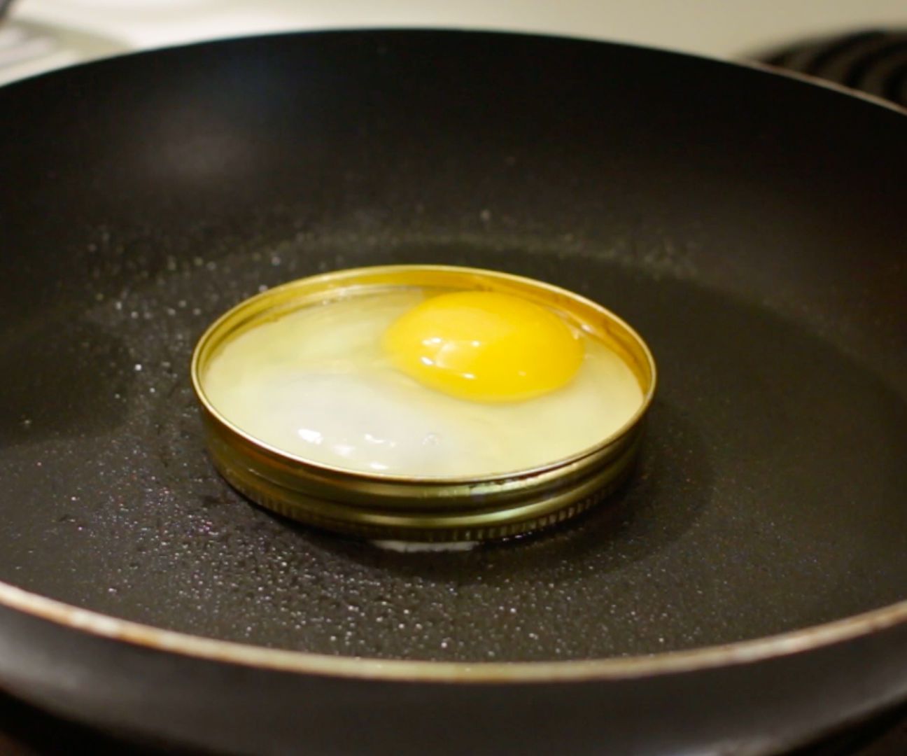 Cooking Eggs With Mason Jar Lid Rings - Kitchen Hack