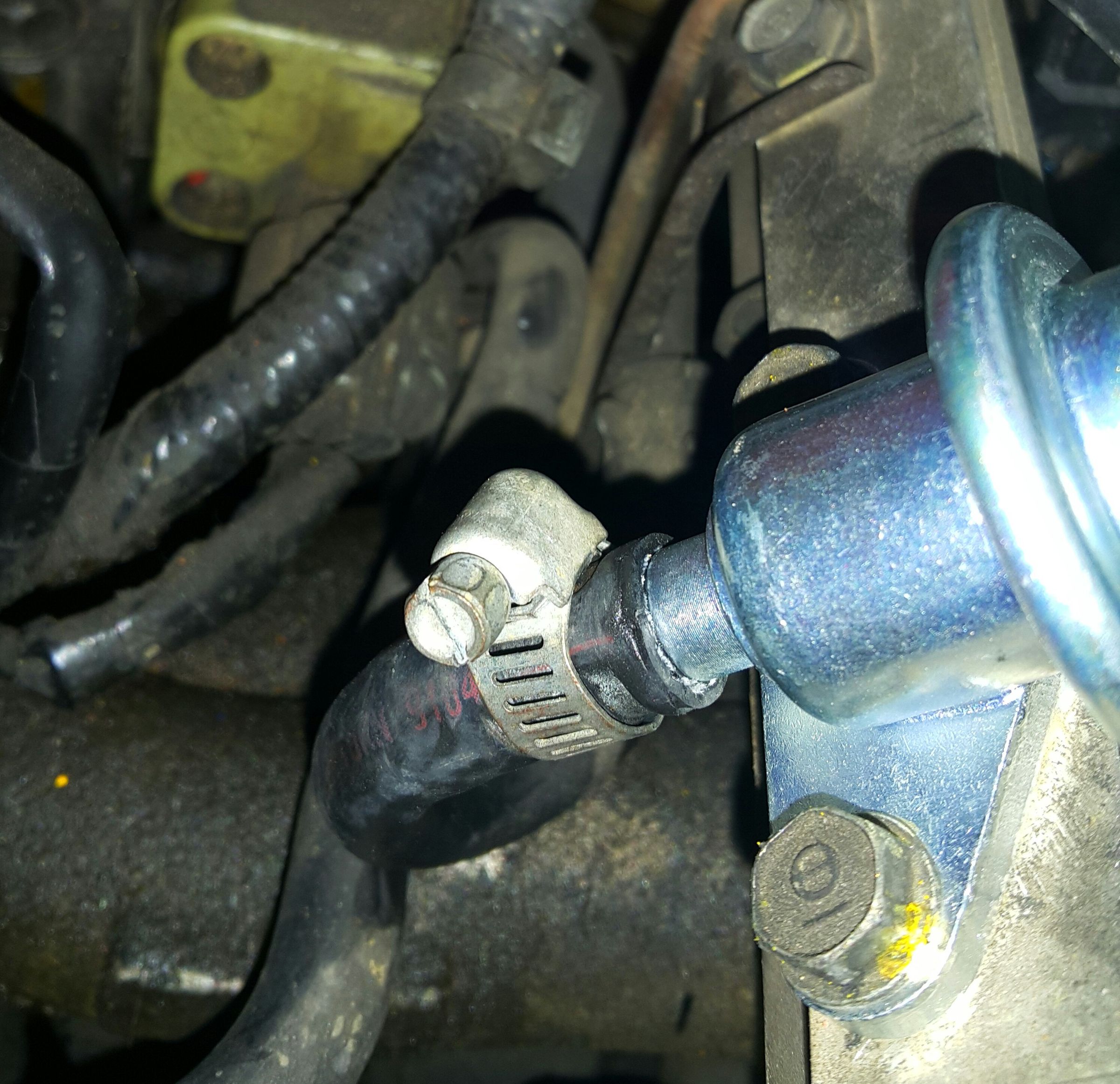 Replacing a Fuel Pressure Regulator (Honda Civic 1999 D16Y7)! 3 Steps
