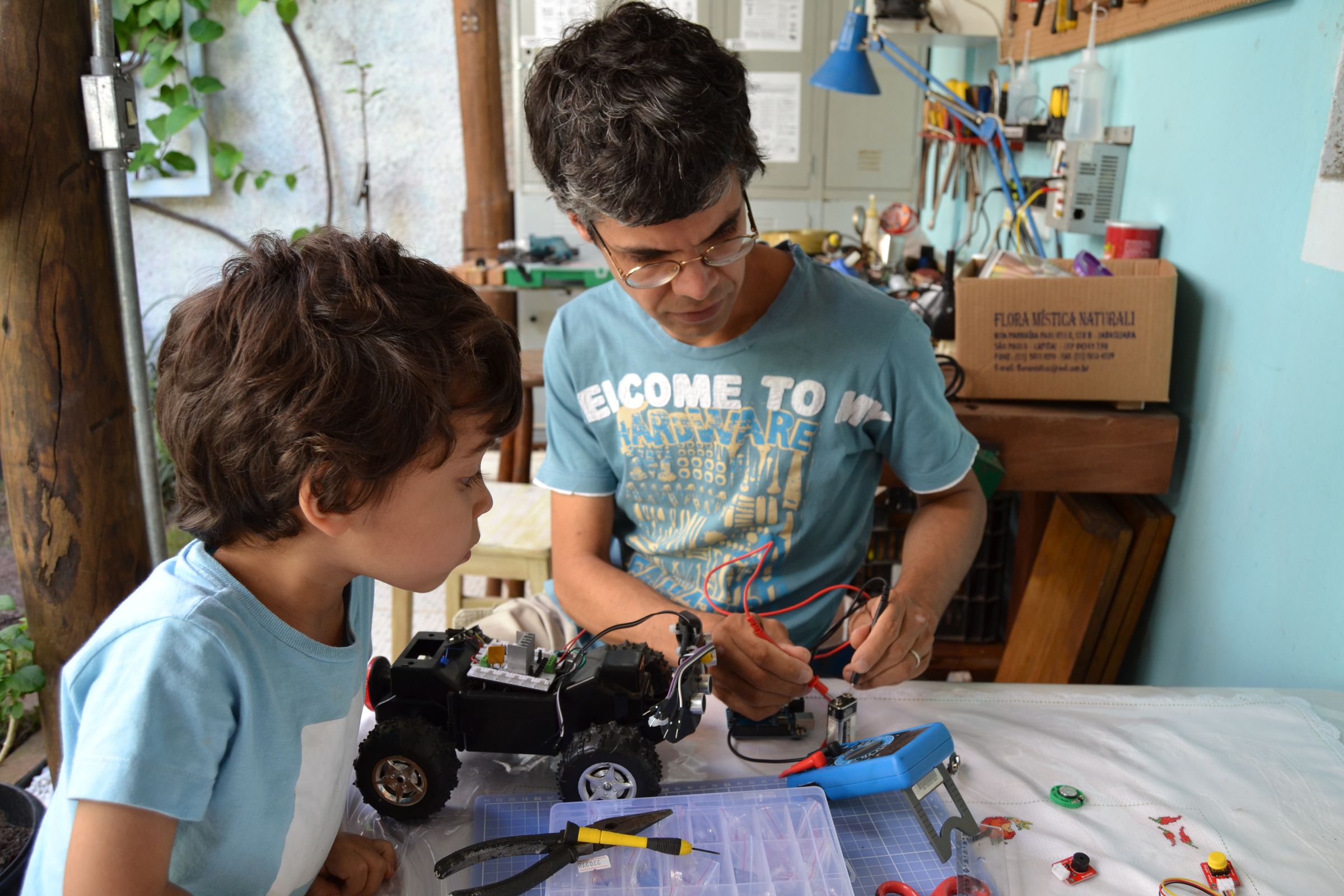 Recycled Runaway Robot Car • Carro Robô Fujão Reciclado