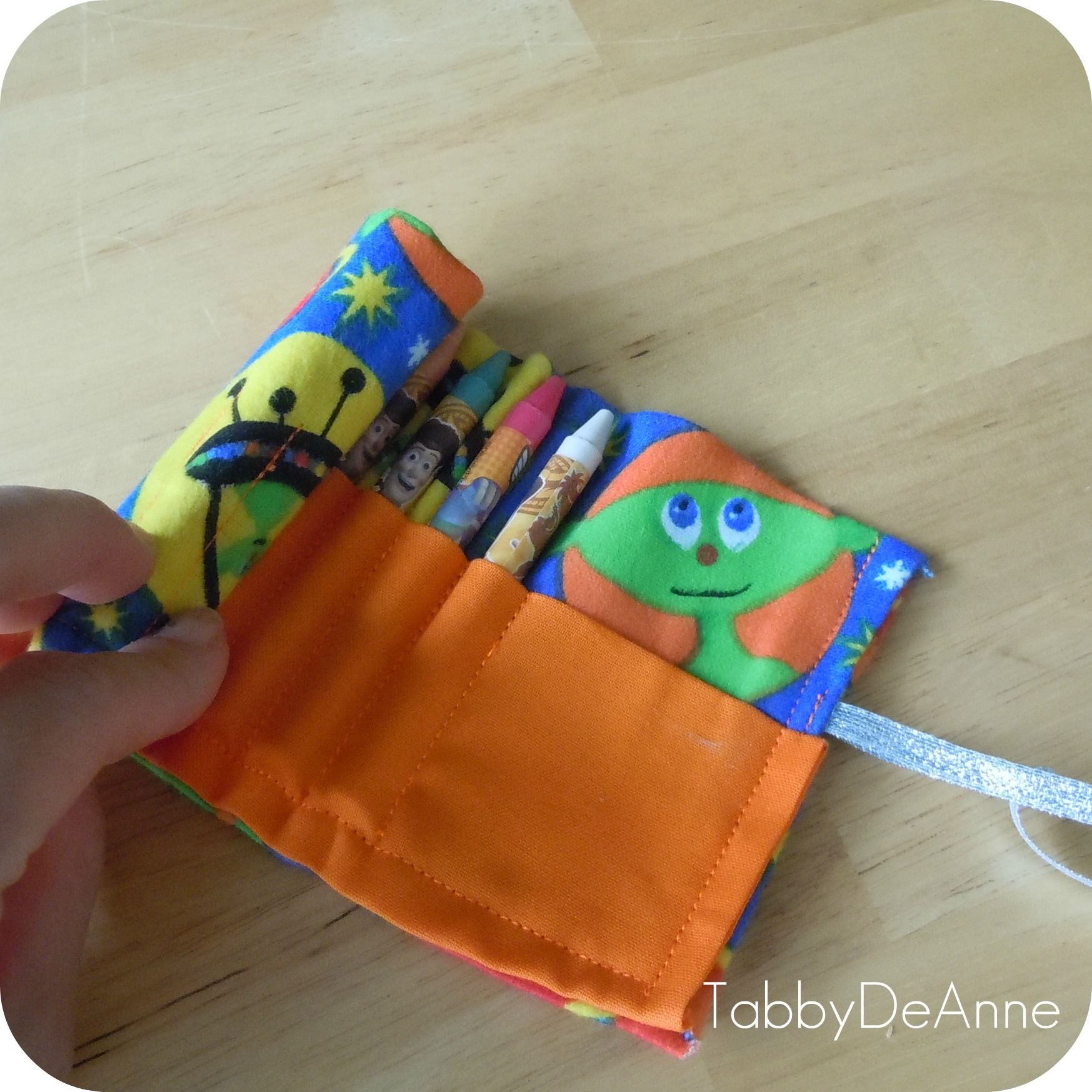 Kids Crayon Wrap Holder Gift for Under 3.00!! 4 Steps (with Pictures