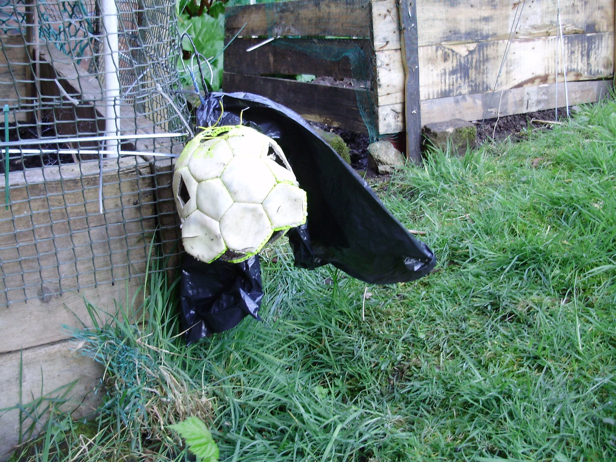 Solar Fox-Scarer - Instructables from the beach #1