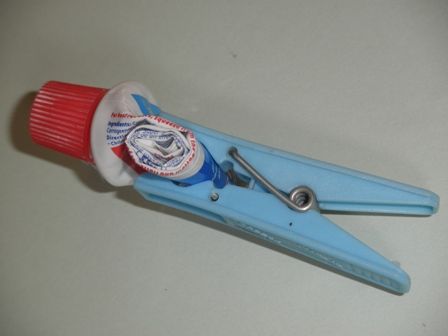 TOOTH  PASTE  SQUEEZE / HOLDER