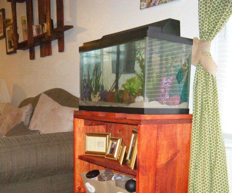 Self cooling aquarium stand