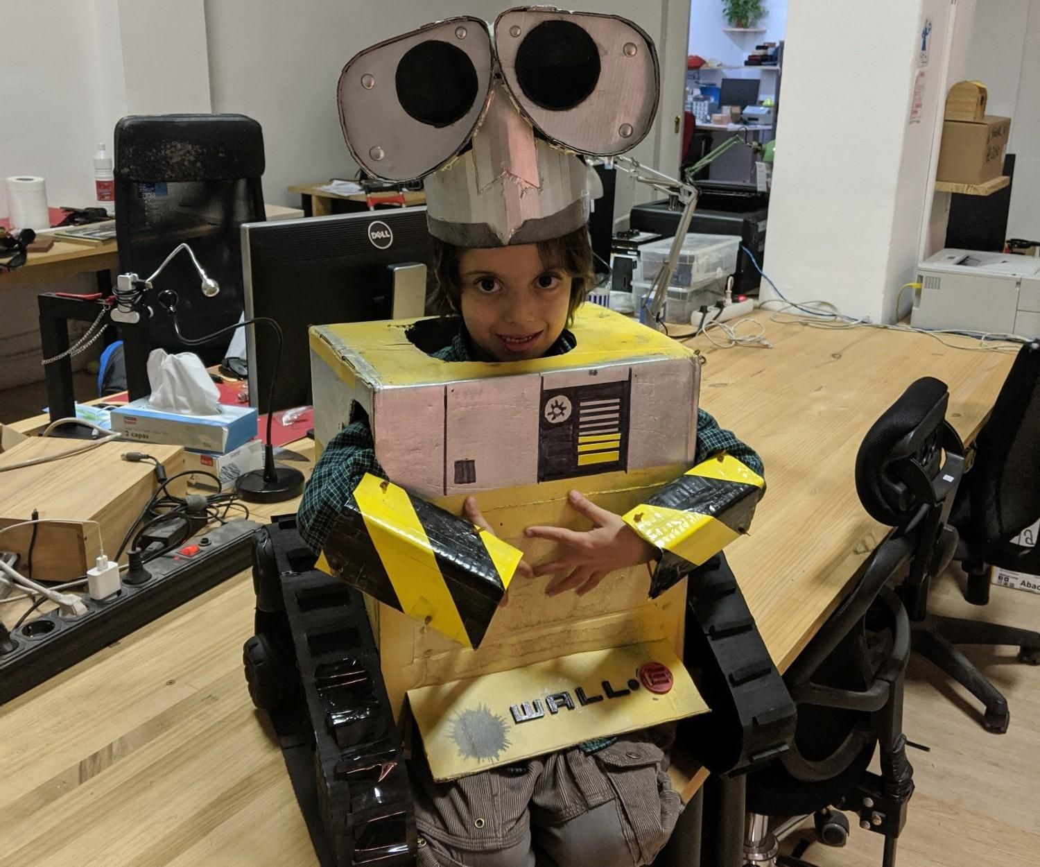 WALL-E Costume From Recycled Cardboard (The Day We Misunderstood "Wally")