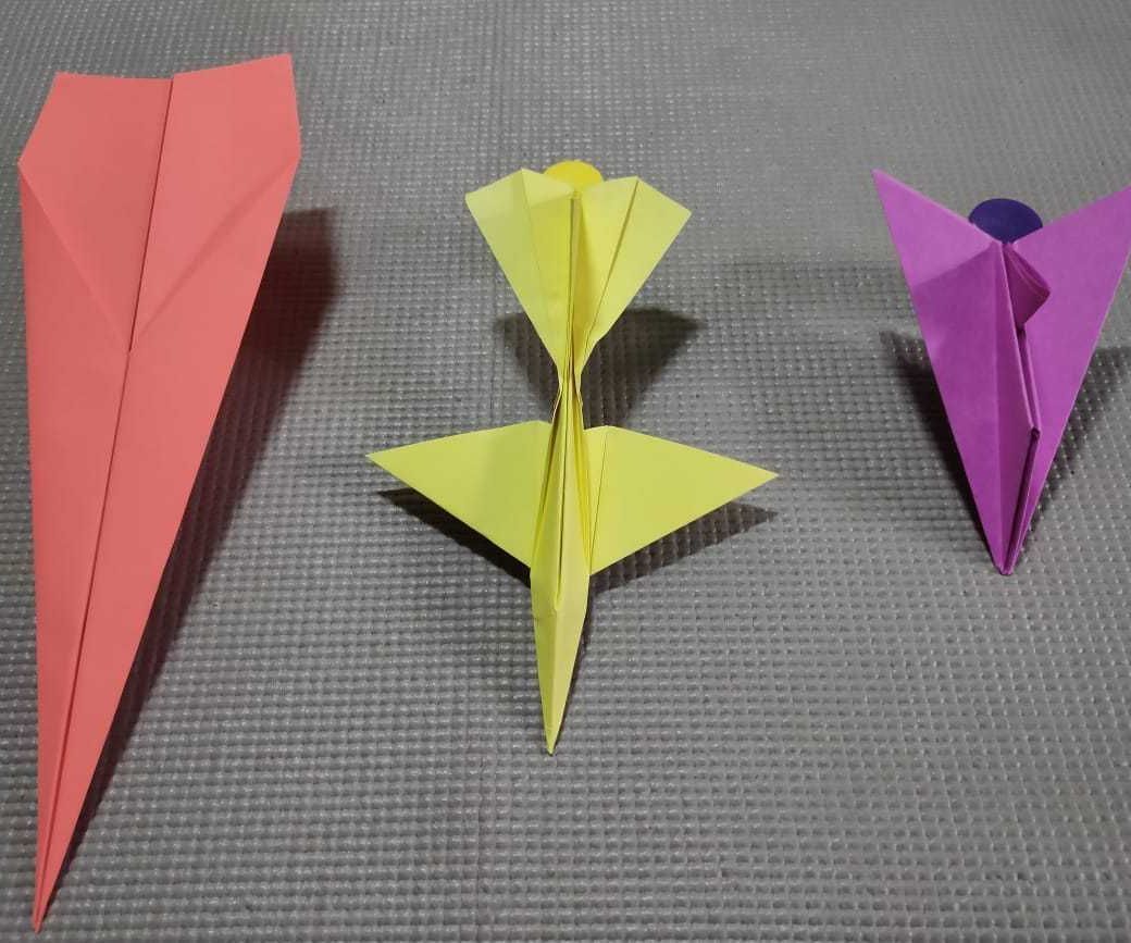 3 Flying Paper Planes