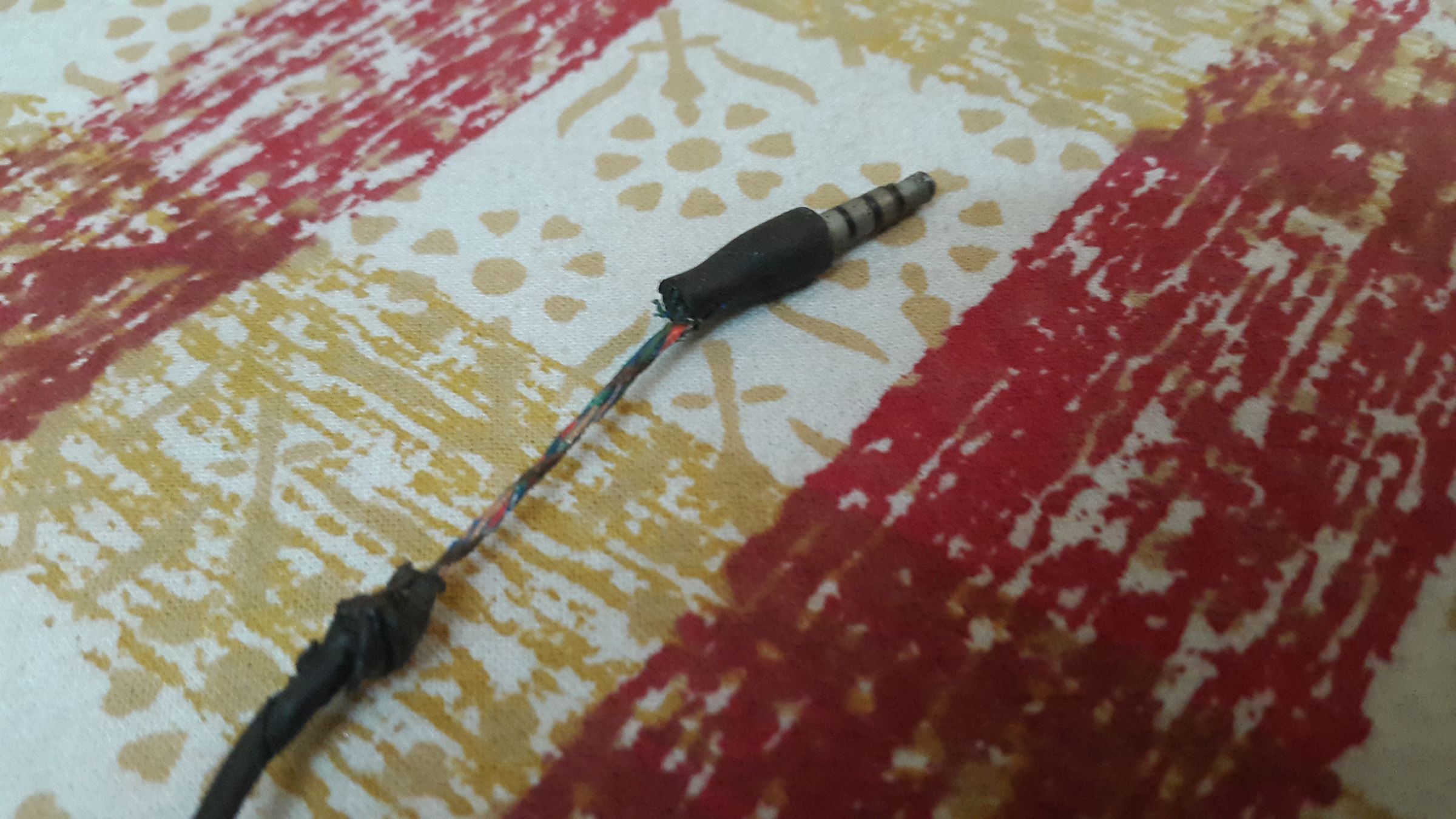 Make a Mobile Antenna to Listen to FM Radio Without Headphones 6