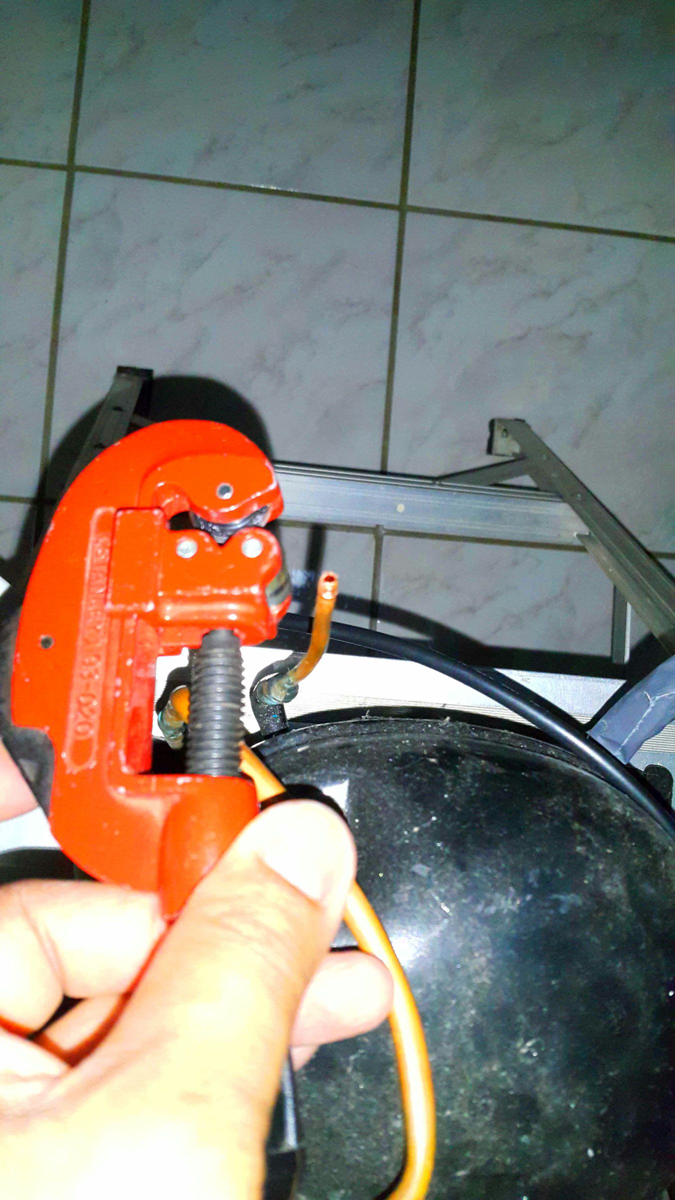 Repairing a Broken Refrigerant Line. 7 Steps (with Pictures