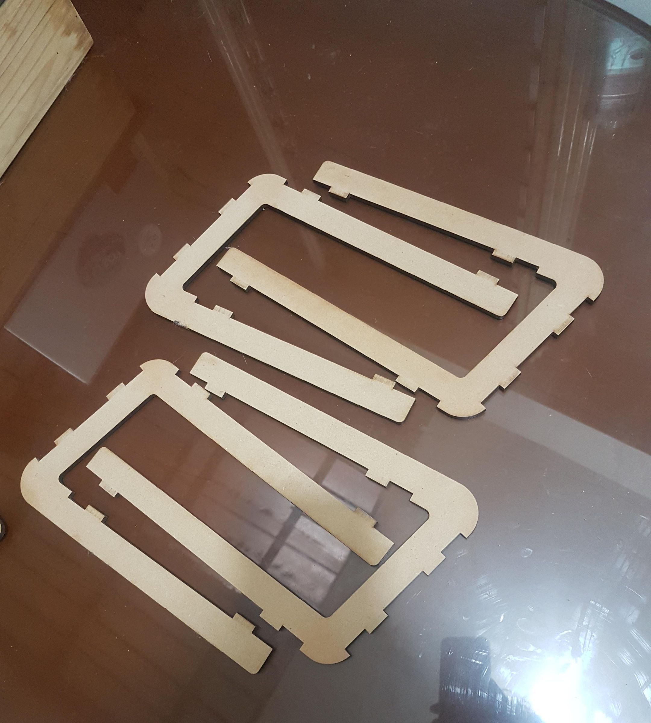 Laser Cut Laptop Stand With a Bit of Design (Spanish and English)