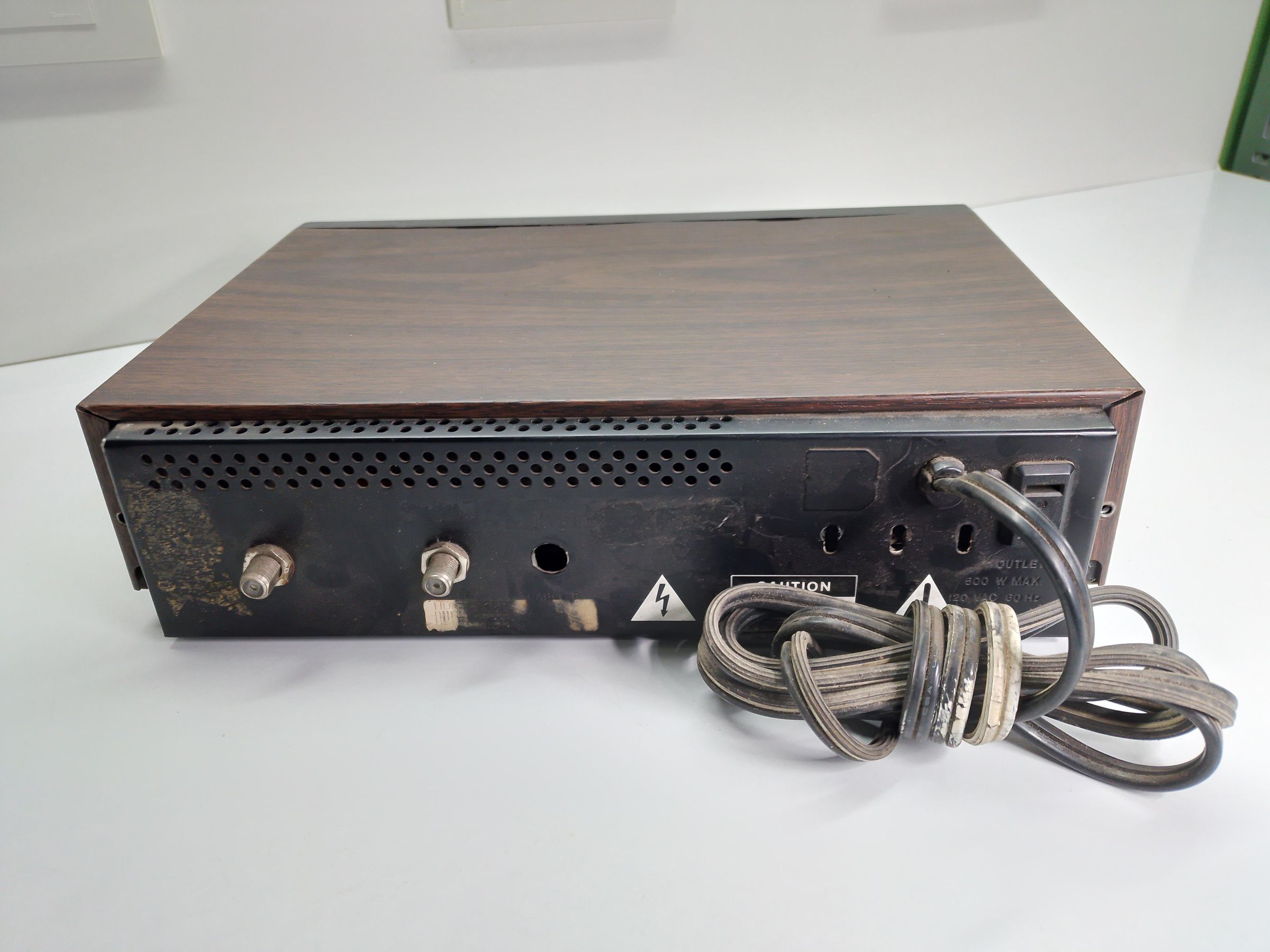 DIY Power Conditioner for Audio Built From an Old Cable Box 6 Steps