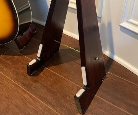 FOLDING GUITAR STAND