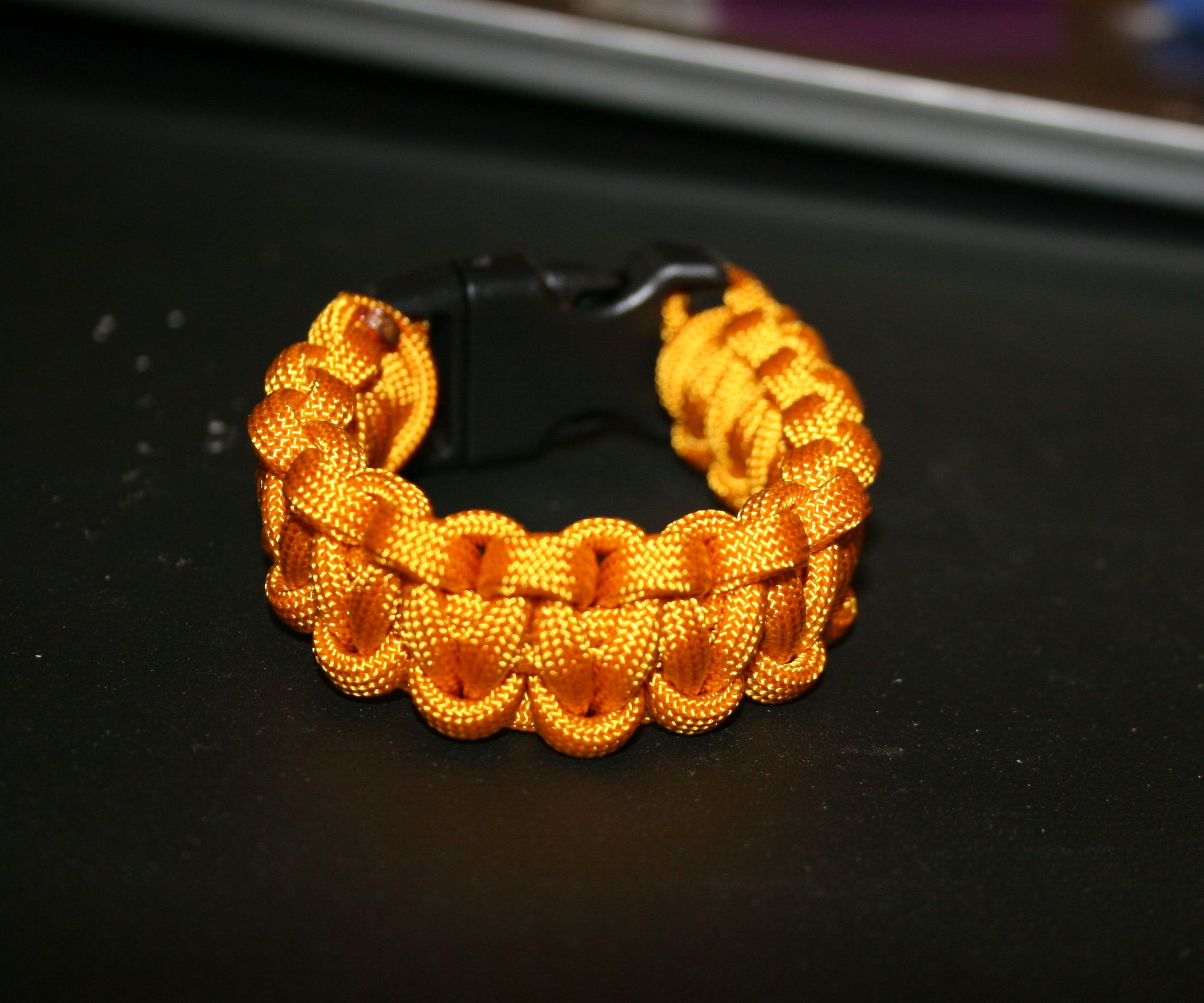Paracord Cobra Survival Bracelet : 8 Steps (with Pictures) - Instructables