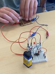 Aantonen Van Piëzo-elektrisch Effect Met Zelfgemaakte Piezo-kristallen