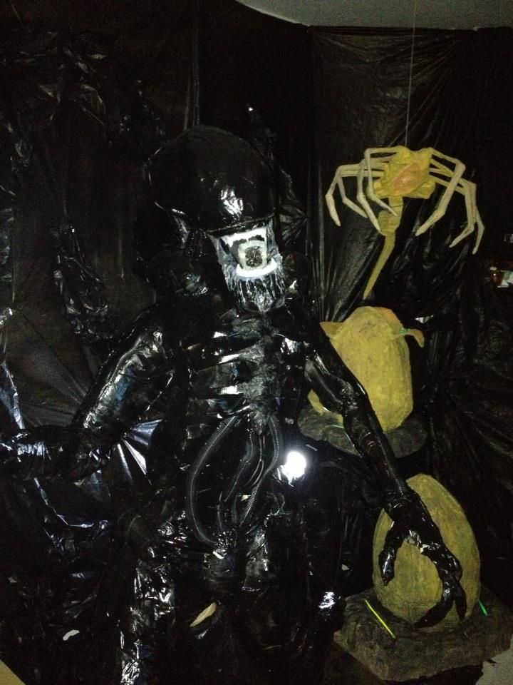 Aliens - Life Size Alien Warrior, Eggs and Facehugger From 'Aliens' Halloween 2012