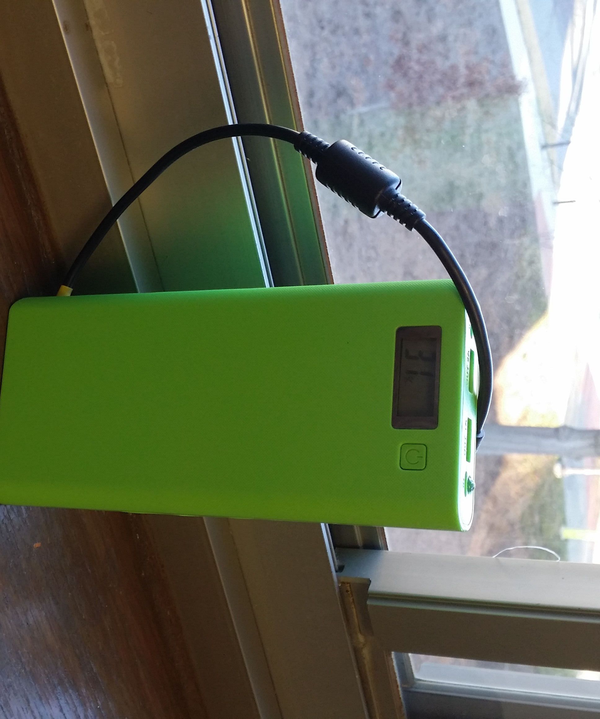 Cool Compact Power Box - Smartphones and Laptops