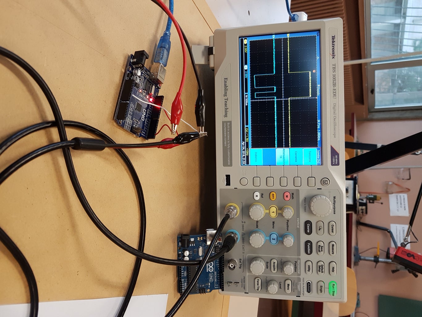  Oscilloscope Connection and Signal Display