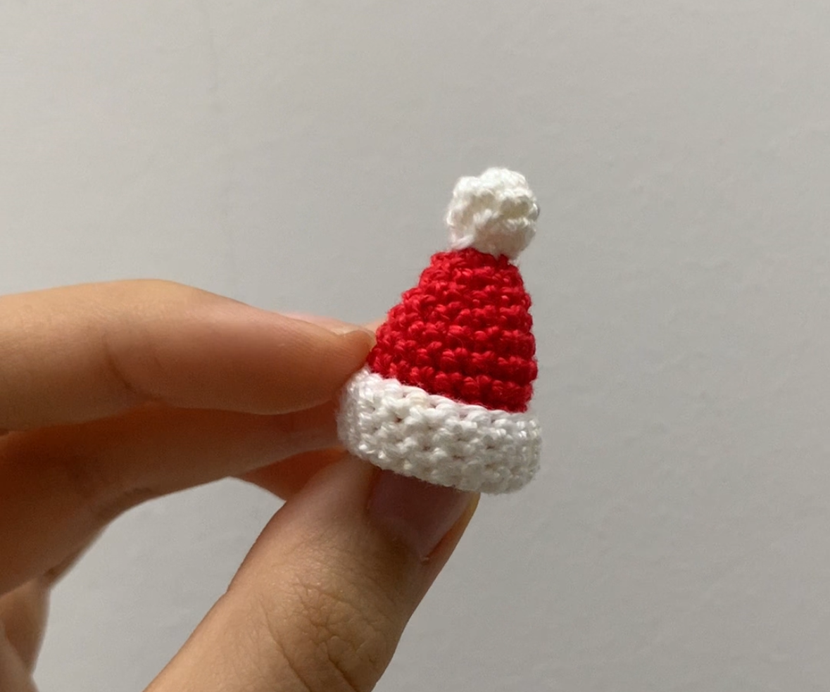 Crochet Finger-Sized Santa Hat