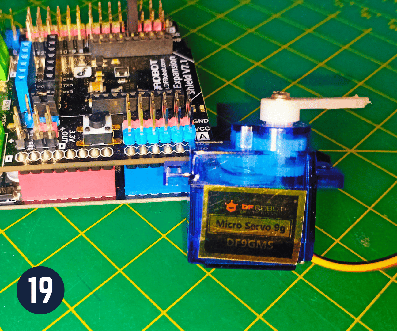 How to Use Servo Motors With Arduino - Lesson #19