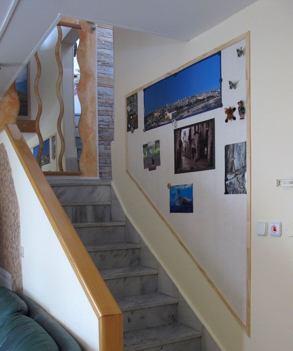 Glue-mounted Magnetic Surface for Hanging Photos