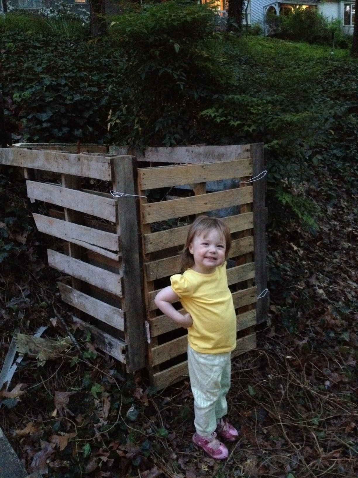 Pallet Compost Bin Hill Helps Emptying Instructables